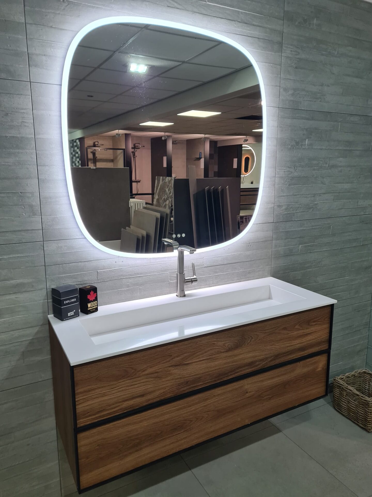 Showroom Brabant Tegels Elshout: badmeubel met hout en verlichte spiegel