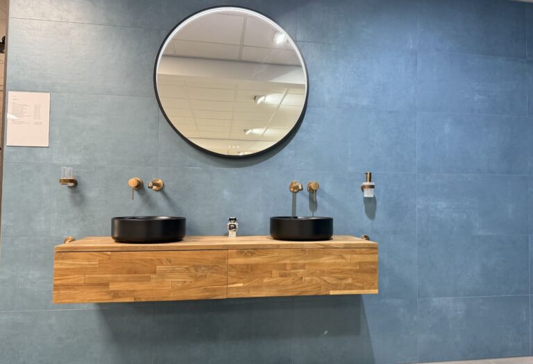 Showroom Brabant Tegels Elshout: badmeubel met waskommen voor een blauwe tegelwand