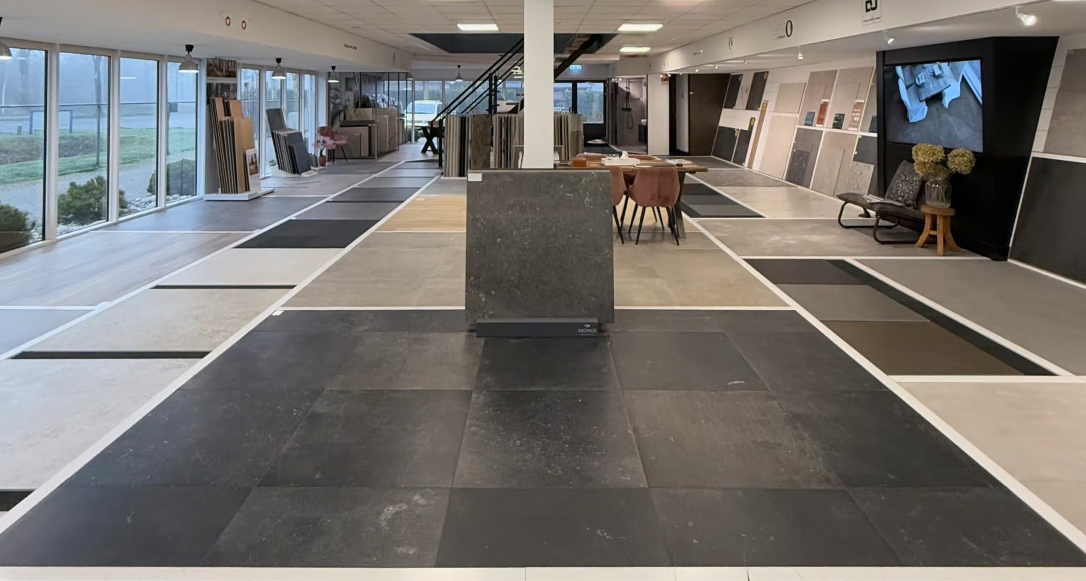 Showroom van Brabant Tegels Elshout met tegels op grote vloervlakken