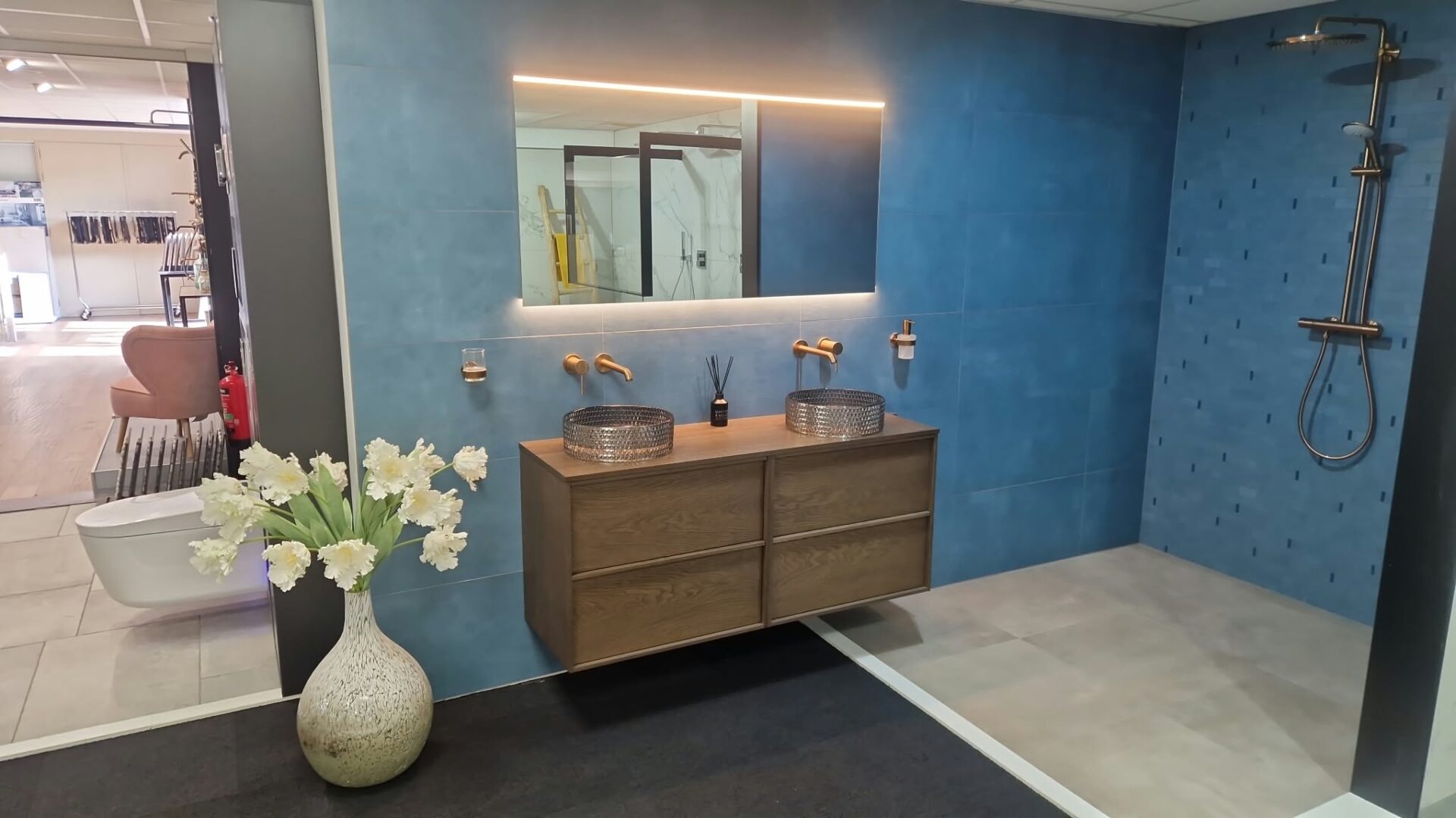Badkameropstelling met badmeubel en inloopdouche in de showroom