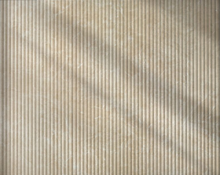 Wand met de 3D Flute-wandtegel van Marvel Next in Breccia Cream