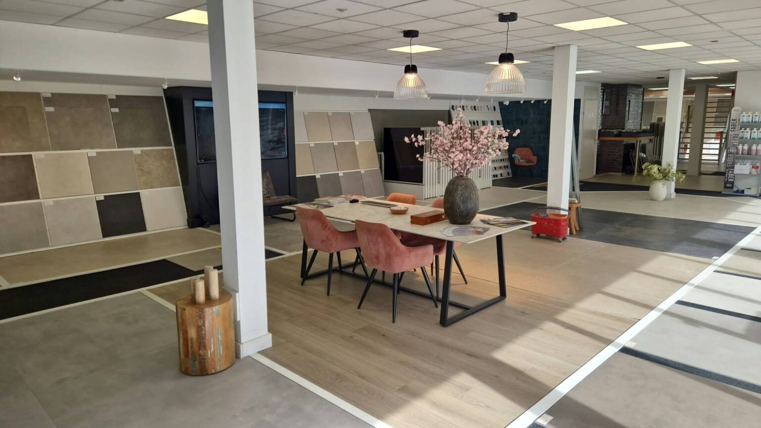 Adviestafel tussen de tegelwanden en vloervlakken in de showroom van Brabant Tegels Elshout