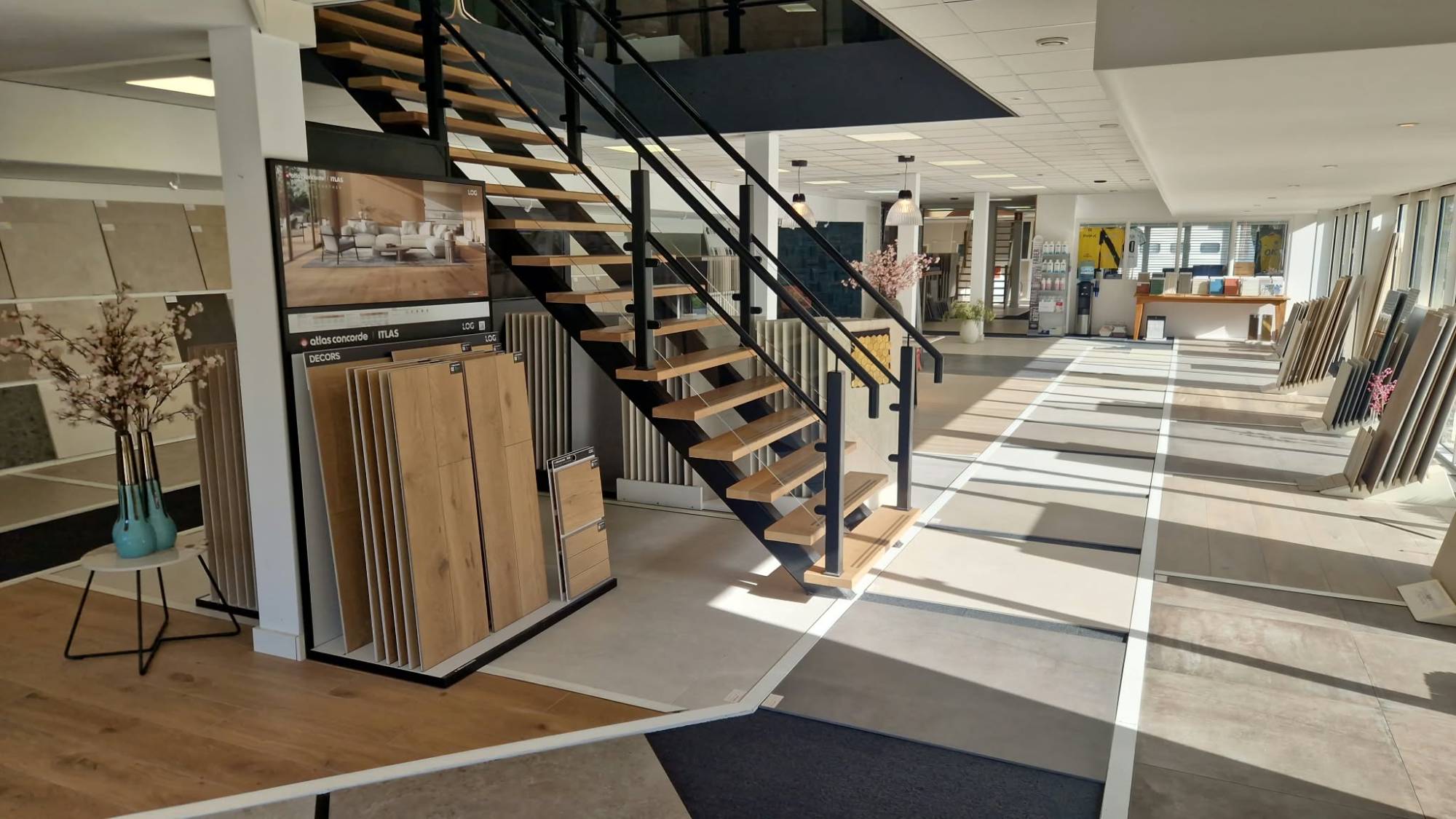 Showroom van Brabant Tegels Elshout met trap, Atlas Concorde Log houtlook en grote vloervlakken
