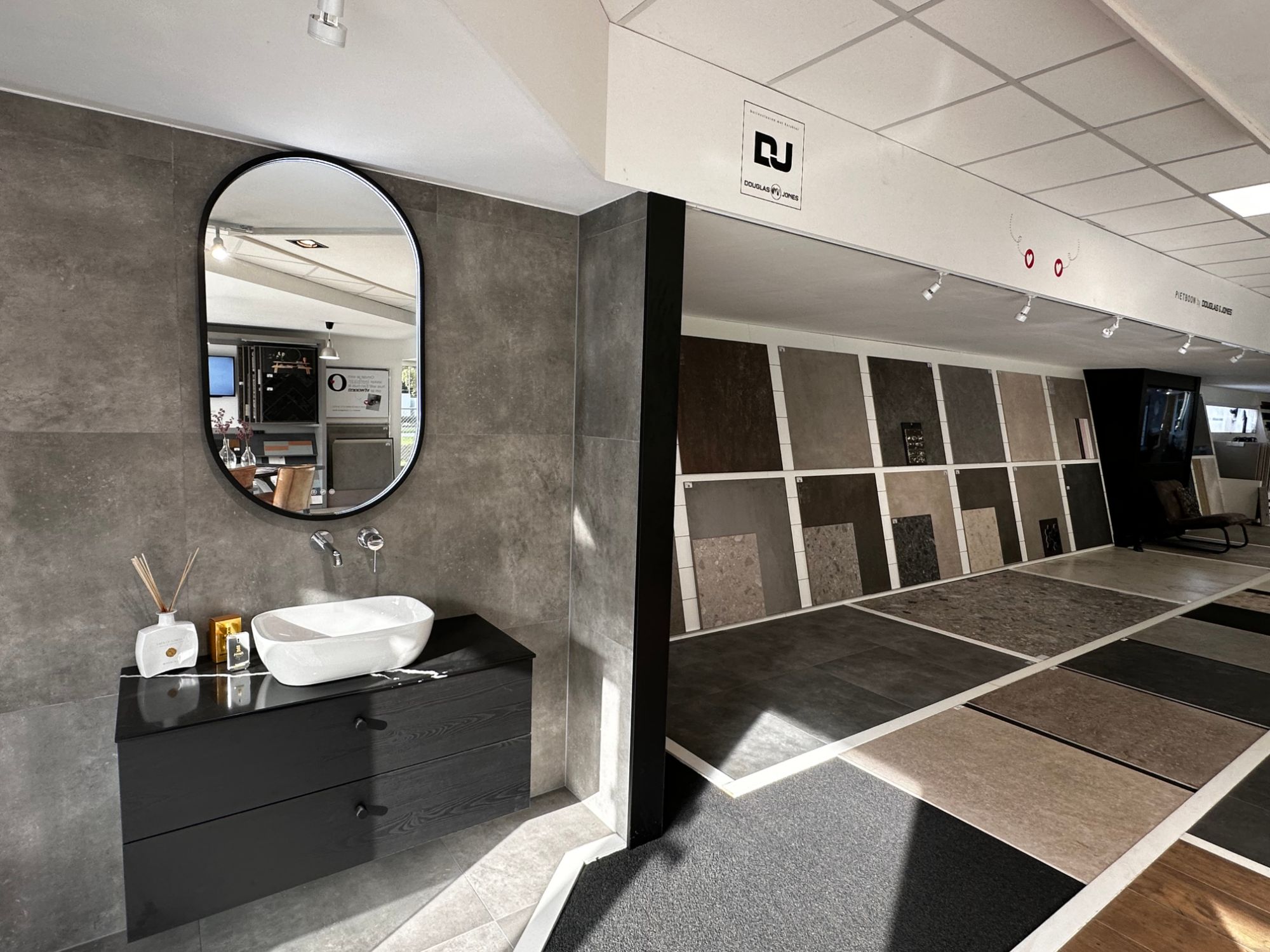 Badmeubel met waskom en tegelwand van Douglas & Jones in de showroom van Brabant Tegels Elshout
